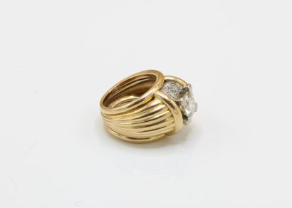 18K (750/1000) yellow gold ring set with...