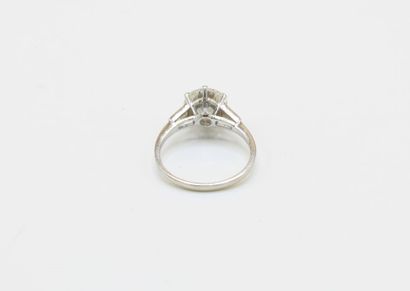 Solitaire ring in 18K (750/1000) white gold...