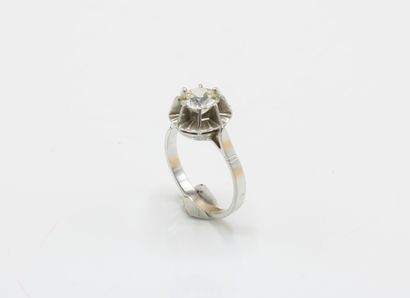 Solitaire ring in 18K (750/1000) white gold...