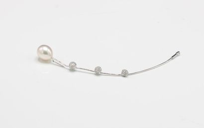 Pair of fibulas in 18K (750/1000) white gold,...
