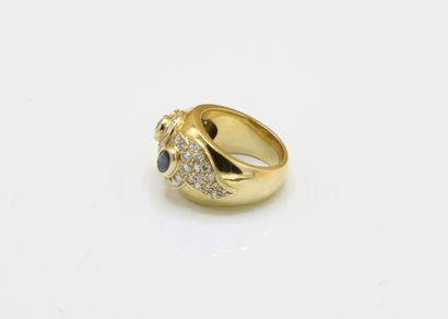 18K (750/1000) yellow gold signet ring centered...