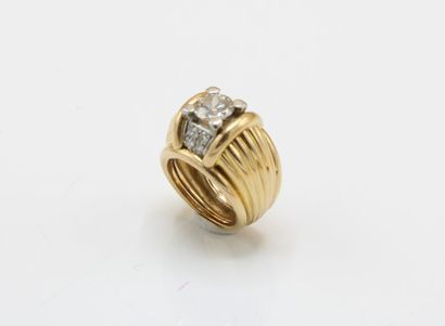 18K (750/1000) yellow gold ring set with...