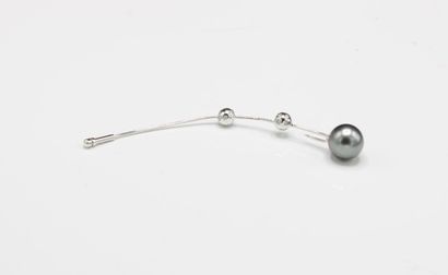 Pair of fibulas in 18K (750/1000) white gold,...