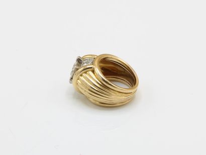18K (750/1000) yellow gold ring set with...