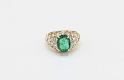 18K (750/1000) yellow gold ring centered...