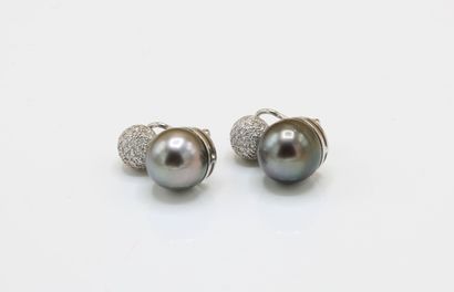 Pair of 18K (750/1000) white gold earrings...