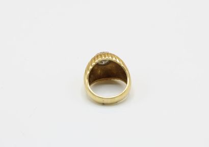 Textured 18K (750/1000) yellow gold signet...