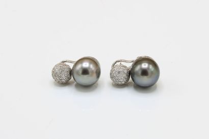 Pair of 18K (750/1000) white gold earrings...