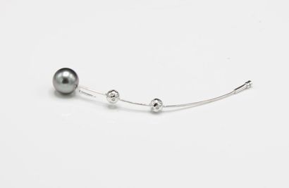 Pair of fibulas in 18K (750/1000) white gold,...