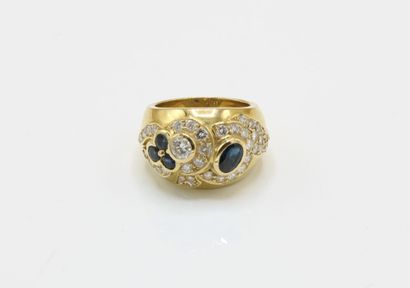 18K (750/1000) yellow gold signet ring centered...