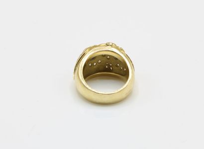 18K (750/1000) yellow gold signet ring centered...