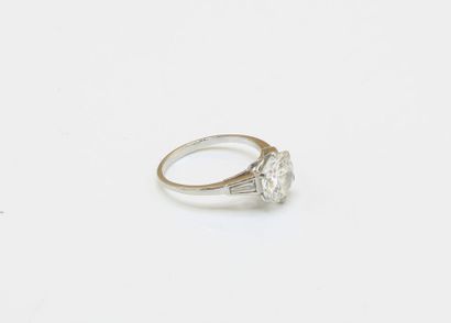 Solitaire ring in 18K (750/1000) white gold...