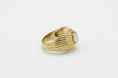 Textured 18K (750/1000) yellow gold signet...