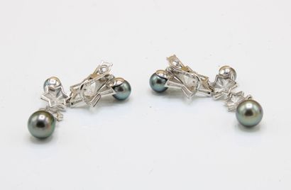 Pair of 18K (750/1000) white gold earrings...