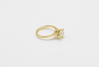 Solitaire ring in 18K (750/1000) yellow gold,...