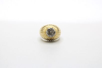 Textured 18K (750/1000) yellow gold signet...