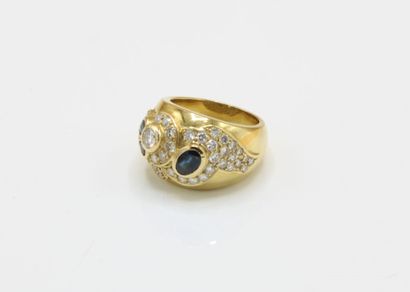 18K (750/1000) yellow gold signet ring centered...