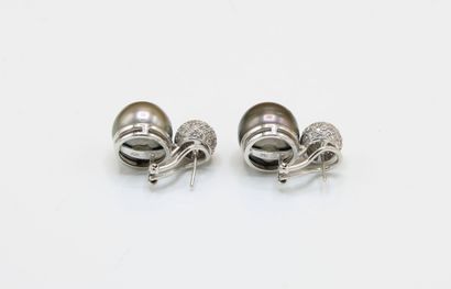Pair of 18K (750/1000) white gold earrings...