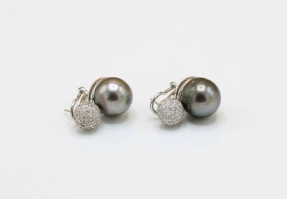Pair of 18K (750/1000) white gold earrings...
