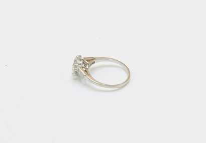 Solitaire ring in 18K (750/1000) white gold...