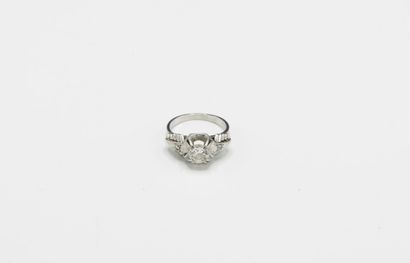 Solitaire ring in platinum gold (900/1000)...