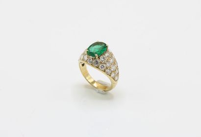 18K (750/1000) yellow gold ring centered...