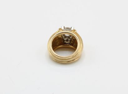 18K (750/1000) yellow gold ring set with...