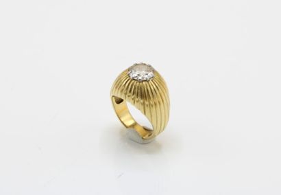 Textured 18K (750/1000) yellow gold signet...