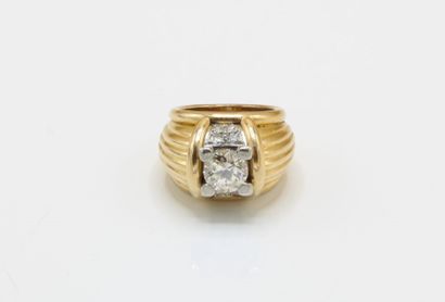 18K (750/1000) yellow gold ring set with...