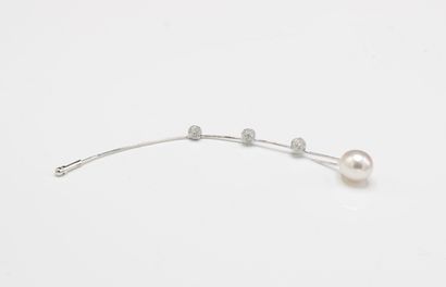 Pair of fibulas in 18K (750/1000) white gold,...
