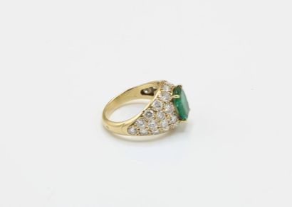 18K (750/1000) yellow gold ring centered...