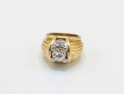 18K (750/1000) yellow gold ring set with...