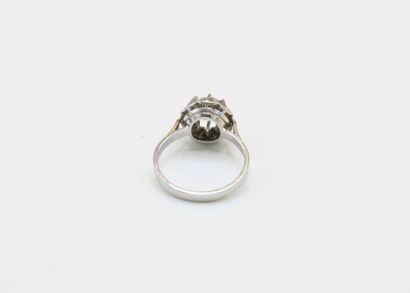 Solitaire ring in 18K (750/1000) white gold...