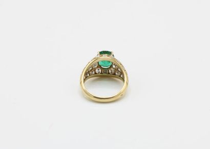 18K (750/1000) yellow gold ring centered...