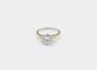 Solitaire ring in 18K (750/1000) white gold...