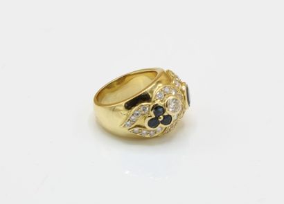 18K (750/1000) yellow gold signet ring centered...