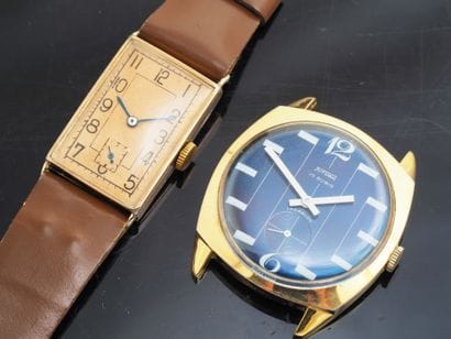 ANOYME / FUTURA
Réunion de deux montres comprenant...