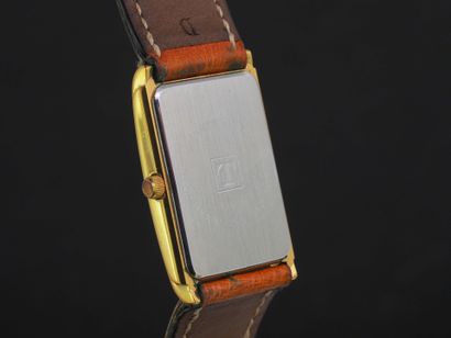 TISSOT
Montre de poignet plaquée or. Boitier...