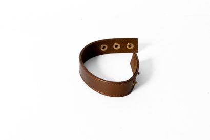 LOUIS VUITTON 
Bracelet en cuir vernis métallisé...