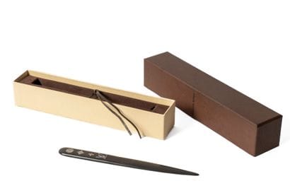 LOUIS VUITTON 
Coupe papier en boisavec motif...