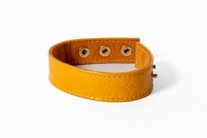LOUIS VUITTON 
Bracelet en cuir vernis orange...