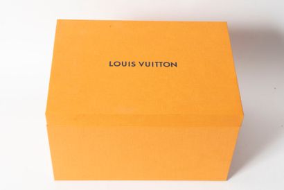 LOUIS VUITTON 
Réunion de quatre boîtes.
Dimensions...