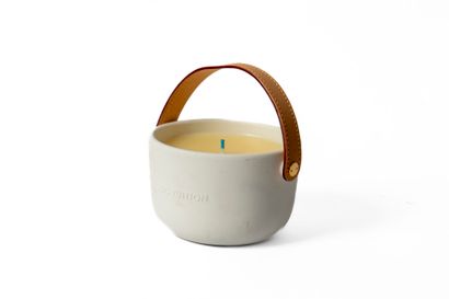 LOUIS VUITTON 
Réunion de bougies comprenant...