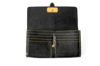 LOUIS VUITTON 
Pochette / compagnon en cuir...