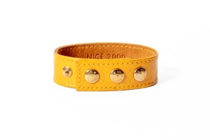 LOUIS VUITTON 
Bracelet en cuir vernis orange...