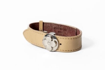 LOUIS VUITTON 
Bracelet en cuir vernis à...