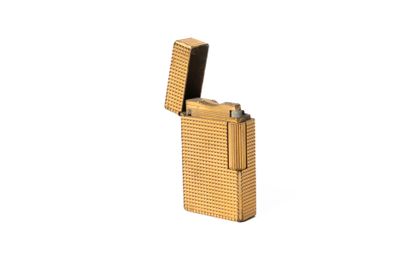 S.T DUPONT
Briquet à gaz plaqué or avec guillochage...