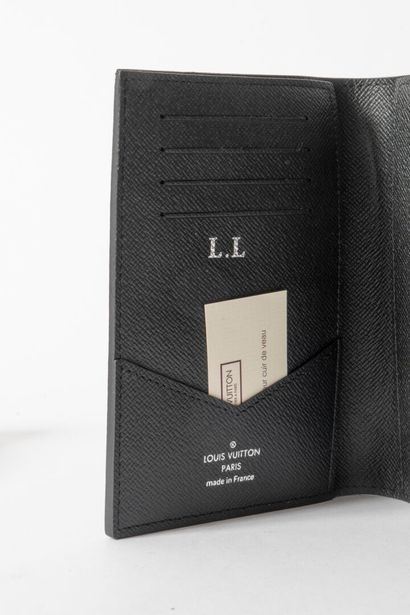 LOUIS VUITTON 
Couverture de passeport en...