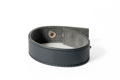 LOUIS VUITTON 
Bracelet en cuir noir. Pour...