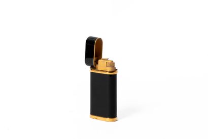 CARTIER
Briquet à gaz en métal doré en laque...